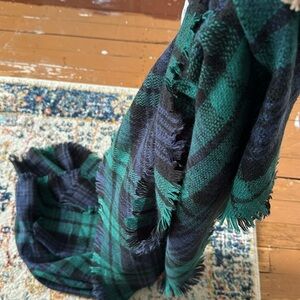 Women’s scarf gently used. Any questions just ask!